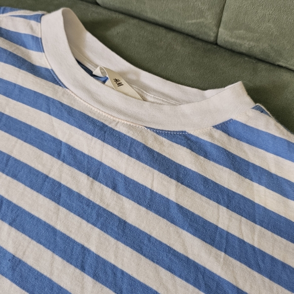 ✨️3/$20 Tees✨️ H&M Blue and White Striped Cropped Tee Women's Medium - Picture 4 of 12